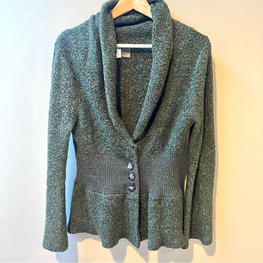 Sahalie fitted waist olive green sweater. Size Sm